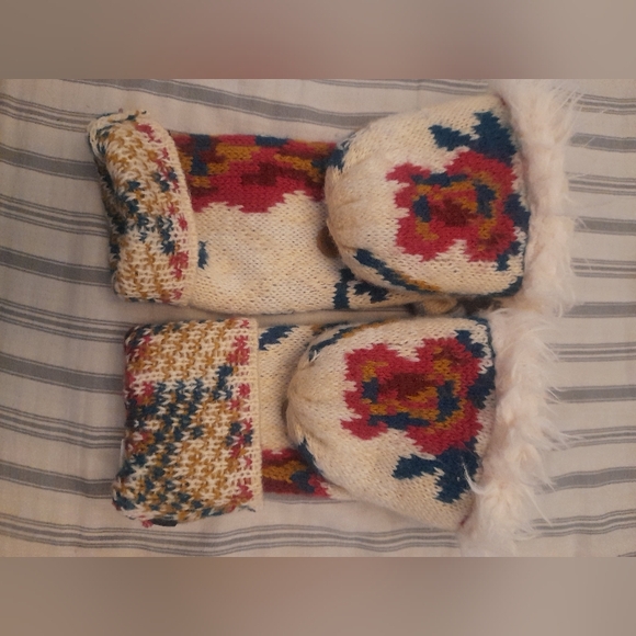 Muk Luks 3 Piece Floral Winter Set - Picture 3 of 8